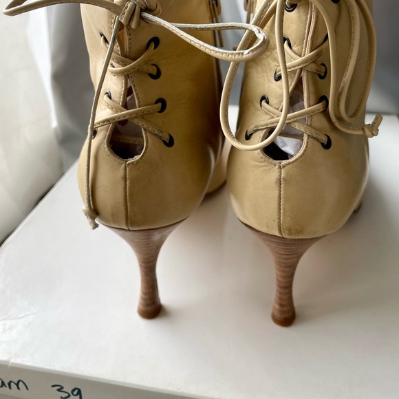 Monolo Blahnik cream color boots, size 9 US, Handmade in Italy. Comfy 3” heel. - Picture 9 of 16